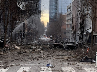 ނަޝްވިލް ސިޓީގައި ބޮމުގެ ހަމަލާއެއް ދީފައި ވަނިކޮށް، މި ހަމަލާގައި ތިން މީހަކު ވަނީ ޒަހަމުވެފައި