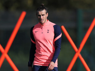 ދާދި ފަހުން ޓޮޓެންހަމާ ގުޅުނު ވޭލްސްގެ ތަރި ގެރެތު ބޭލް އެ ޓީމުގެ ފަރިތަކުރުންތަކުގައި