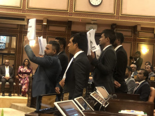 މިދިޔަ އަހަރުވެސް ރިޔާސީ ބަޔާން އިއްވެވި ވަގުތު އިދިކޮޅު މެމްބަރުން މަޖިލިސް ތެރޭގައި އިހުތިޖާޖު ކުރަނީ
