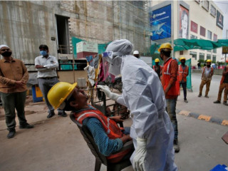 އިންޑިޔާގައި ކޮވިޑް-19 އަށް މީހަކު ޓެސްޓް ކުރަނީ