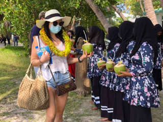 ރާއްޖެއަށް ޒިޔާރަތްކުރި ފަތުރުވެރިންތަކަކަށް މަރުހަބާ ކިޔަނީ