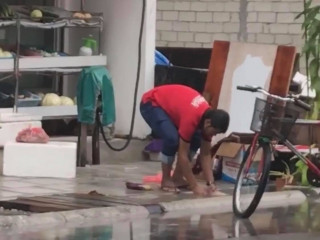 Video showing vendor washing vegetables with dirty water sparks outrage