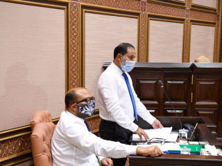 ހޯމް މިނިސްޓަރ ޝެއިޙް އިމްރާން ޢަބްދުﷲ- މިނިސްޓަރ ވަނީ ފުލުހުންގެ ޚިދުމަތުގެ ބިލު ފާސްވުމުން އެކަންކަމަށް ޙައްލެއް ލިބޭނެ ކަމަށް ޤަބޫލު ކުރައްވާ ކަމަށް ވިދާޅުވެފައި