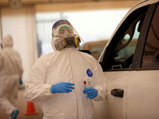 މެކްސިކޯގައި މީހަކު ކޮވިޑް-19 އަށް ޓެސްޓް ކުރުމަށް ސާމްޕަލް ނެގުމުގެ މަސައްކަތުގައި