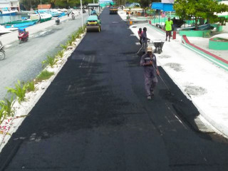 ބ.އޭދަފުށީގައި މަގުތަކުގައި ތާރުއެޅުމަށް އެމްޓީސީސީން ކުރަމުންދާ މަސައްކަތުގެ ތެރެއިން