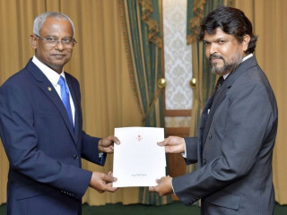 ނުއުމާން (ކ) ކަސްޓަމްސްގެ ވެރިއެއްކަމުގައި ހަމަޖެއްސެވި ދުވަހު ރައީސް ސޯލިހު (ވ) ފަތްކޮޅު ހަވާލުކޮށްދެއްވަނީ