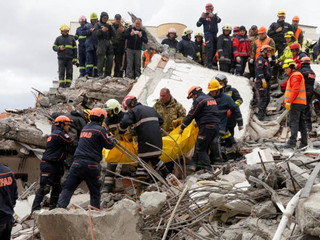 އަލްބޭނިޔާގެ ބިން ހެލުމުގައި ހާލުގަ ޖެހުނު ފަރާތްތަކަށް ސަރުކާރުން އެއްބާރުލުމެއް ނުދޭ!