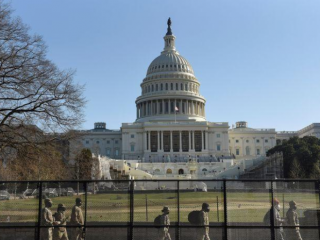 އެމެރިކާގެ ގާނޫނު ހަދާ މަޖިލީހުގެ ކުރިމަތީ ސަލާމަތީ ބާރުތަކުން ފޯރި މަރަނީ