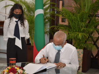 President signs the book of condolence at the People’s Majlis, with Deputy Speaker Eva Abdulla next to him