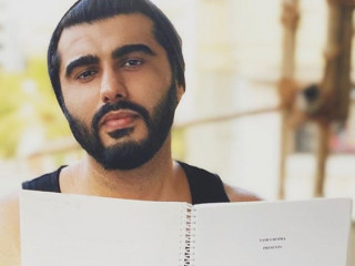 އަރްޖުން ކަޕޫރް އިޝަކްޒާދޭގެ ސްކްރިޕްޓް އާއެކު