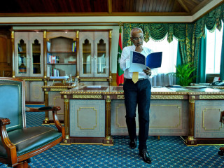 ރައީސްގެ ފޮޓޯއިން ފެންނަނީ ދެއްކުންތެރި ކަން؟ މިނިމަމް ވޭޖަކީ ޖޯކެއް ނޫން!