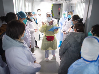 ޗައިނާގެ ހޮސްޕިޓަލެއްގައި ޑޮކްޓަރުންގެ ޓީމެއް މަަޝްވަރާ ކުރަނީ