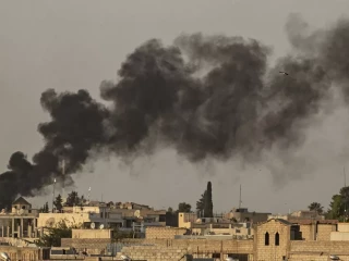 ތުރުކީވިލާތުން ދިން ހަމަލާއެއްގެ ސަބަބުން ސީރިޔާގެ ރަސް-އަލް-އައިން އަވަށުގެ ތަނެކުން އަރަމުންދާ ދުންގަނޑެއް