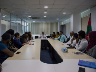 މިނިސްޓަރ މަހްލޫފް ފިޓްނެސް އިންޑަސްޓްރީގެ ބޭފުޅުންނާއި ބައްދަލުކުރައްވަނީ