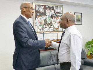 ފޮރިން މިނިސްޓަރ އަބްދުﷲ ޝާހިދު ޔުނިސެފުން ރާއްޖެއަށް ކަނޑައަޅާފައި ހުންނެވި މަންދޫބު އެމް.މުނީރު އޭ.ސަފިލްޑިންއާއި ބައްދަލު ކުރައްވަނީ