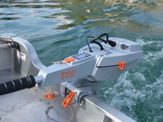 ޓޯކީޑޯ އައުޓްބޯޑު އިންޖީނެއް އަޅާފައި