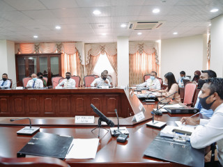 ބުދަ ދުވަހު ރައްޔިތުންގެ މަޖިލީހުގެ މިނިވަން މުއައްސަސާތަކާ ބެހޭ ކޮމިޓީގެ ބައްދަލުވުމުގެ ތެރެއިން- މި ބައްދަލުވުމުގައި މެމްބަރުންވަނީ އޭސީސީއަށް ގިނަ ސުވާލުތަކެއް އަމާޒު ކުރައްވާފައި