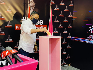 ޕީޕީއެމް ފަންޑު ފޮއްޓަށް މެމްބަރ ޝިޔާމު ފައިސާ ހަދިޔާ ކުރަނީ