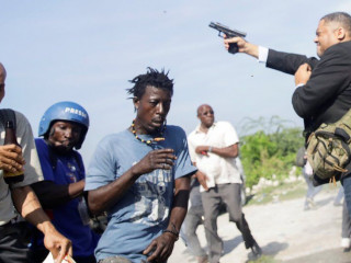 ހެއިޓީގައި ކުރި މުޒާހަރާގެ ތެރެއަށް ސެނެޓަރ ފެތިޔަރ، ބަޑި ޖަހަނީ