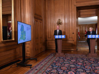 އިނގިރޭސި ބޮޑުވަޒީރު ބޮރިސް ޖޯންސަން ނޫސްވެރިންނާ ބައްދަލުކުރައްވަނީ