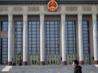 ޗައިނާގެ މަގެއްގެ މަތީގައި މީހަކު ހިނގާފައި ދަނީ