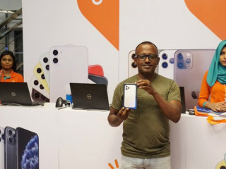 ދިރާގުން އެންމެ ފަހުގެ އައިފޯނަށް ޕްރީއޯޑަރުކޮށް ފޯން ލިބުނު ފުރަތަމަ ކަސްޓަމަރު އަހްމަދު ސަމާހު އިބްރާހީމް