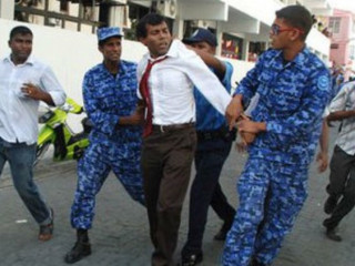 ކުރީގެ ރައީސް މުހައްމަދު ނަޝީދު، ކުރީގެ ރައީސް މައުމޫނުގެ ވެރިކަމުގައި ހައްޔަރުކޮށްގެން ފުލުހުންގެ ބެލުމުގެ ދަށަށް ގެންދަނީ