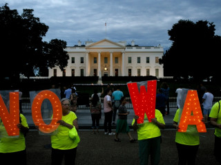 ހަނގުރާމައަކަށް ނުދިއުމަށް އެމެރިކާގެ ބައެއް ރައްޔިތުން ދަނީ ގޮވަމުން