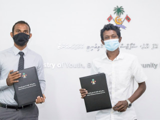 ތުރާކުނު ފުޓްބޯޅަ ދަނޑުގައި ޓާފް އެޅުމުގެ އެއްބަސްވުމުގައި ސޮއިކުރުމަށް ބޭއްވި ރަސްމިއްޔާތުގެ ތެރެއިން