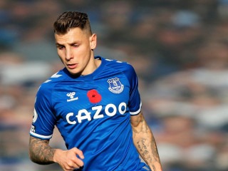 އެވަޓަނަށް ކުޅެމުން އަންނަ ފްރާންސްގެ ޑިފެންޑަރު ލޫކަސް ޑީނިއާ