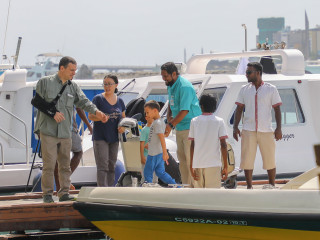 އެއާޕޯޓުގައި ފުރަންވެގެން ގޮސްތިބި ފަތުރުވެރިންތަކެއް