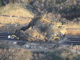 ޖަޕާނަށް އައި ބިންހެލުމުގައި ބިންގަނޑު ކަނޑައިގެން ގޮސްފައިވަނިކޮށް