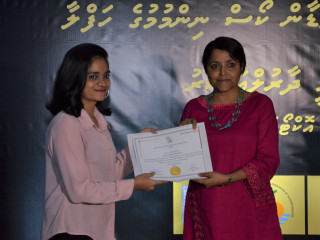 ހިރިގަލުވަޑާން ކޯހުގެ ބައިވެރިއަކަށް މިނިސްޓަރު ޔުމްނާ ސެޓްފިކެޓް ހަވާލުކޮށްދެނީ