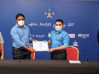 ޔުނިވަރސަލްއިން ހަދިޔާ ކުރި ޕީސީއާރު 2 މެޝިން ހަވާލުވުމުގެ ލިޔުމުގައި ހެލްތް މިނިސްޓަރ އަމީން ހަވާލުވެލައްވަނީ