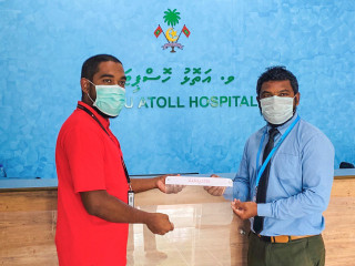 ބީއެމްއެލް އިން ވ. އަތޮޅު ހޮސްޕިޓަލަށް ފޭސް ޝީލްޑު ހަދިޔާކުރަނީ/ ފޮޓ:ބީއެމްއެލް