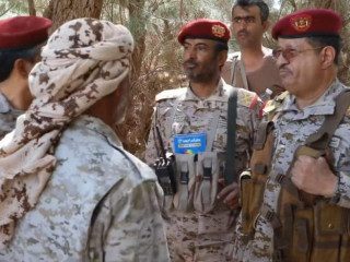 ޔަމަންގެ ދިފާޢީ ވަޒީރު ސަލާމަތީ ބާރުގެ އޮފިސަރުންނާ ބައްދަލު ކުރައްވަނީ/ ޔަމަނުގެ ދާޚިލީ ހަނގުރާމަ ނިމުމަކަށް ގެނައުމަށް ދަނީ ގިނަ މަސައްކަތްތަކެއް ދަނީ ކުރަމުން