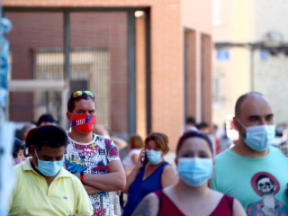 ސްޕެއިންގައި މީހުން މާސްކު އަޅައިގެން މަގުމަތީގައި