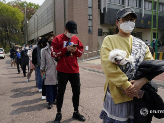 ވޯޓުލާ މަރުކަޒުތަކުގެ ބޭރުގައި މީހުން ކިޔޫ ހަދައިގެން