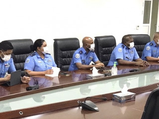 ސައުތު ޕޮލިސް ޑިވިޜަންގެ ކޮމާންޑަރާއި އައްޑޫ ސީޓީ ޕޮލިސް ސްޓޭޝަންތަކާ އަލަށް ހަވާލުވެލެއްވި ކޮމިޝަންޑް އޮފިސަރުންނާއި އައްޑޫ ސިޓީގެ ކޮމާންޑަރު އައްޑޫ ސިޓީ ކައުންސިލް މެމްބަރުންނާ އެކު ބޭއްވި ބައްދަލުވ