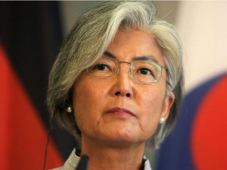 ދެކުނު ކޮރެއާގެ ފޮރިން މިނިސްޓަރ ކަންގް ކިޔަންގ ވާ ނޫސްވެރިންނާ ބައްދަލުކުރައްވާ ވާހަކަދައްކަވަނީ