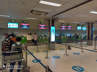 ލޮކްޑައުންގެ ތެރޭގައި އަނބުރާ ގައުމަށް ދާން ވެގެން ފުރަން ގޮސް ތިބި ބިދޭސީން ވެލާނާ އެއަރޕޯޓުގައި