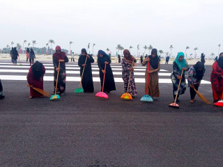 ހޯރަފުށި ރައްޔިތުން އެއަރޕޯޓް ރަންވޭ ސާފު ކުރަނީ