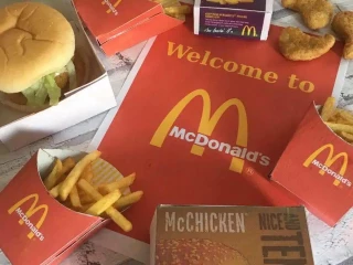 ދަރިން ހިއްހަަމަޖައްސައިދިނުމަށް ގޭގައި ހުރެގެން ބައްޕަ ތައްޔާރުކޮށްދިނީ މެކްޑޮނަލްޑް ބާރގަރ