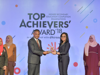 ޓޮަޕް އެޗީވަރސް އެވޯޑް ހަފްލާގައި ހަޔަރ އެޑިއުކޭޝަން މިނިސްޓަރ ދަރިވަރަކަށް އެވޯޑް ހަވާލުކޮށްދެއްވަނީ