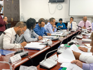 ކުރީގެ ހައުސިން މިނިސްޓަރު ޑރ. މުއިއްޒު މަޖިލީހުގެ މާލިއްޔަތު ކޮމެޓީގެ ބައްދަލުވުމުގައި--