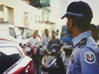 ފުލުހަކު މަގުމަތީގައި ހަރަކާތްތެރިވަނީ