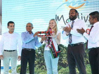 މިދިއަ އަހަރު ރާއްޖެއަށް ޒިޔާރަތްކުރި އެއް މިލިއަން ވަނަ ފަތުރުވެރިޔާއަށް ޓޫރިޒަމް މިނިސްޓަރު އަލީ ވަހީދު އާއި ފަތުރުވެރިކަމުގެ ދާއިރާގެ އިސް ބައެއް ފަރާތްތަކުން މަރުހަބާ ކިޔަނީ