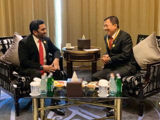 ހެލްތު މިނިސްޓަރ އިންޑޮނޭޝިއާގެ ހެލްތު މިނިސްޓަރާއި ބައްދަލު ކުރައްވަނީ