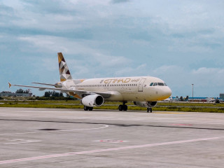 4 މަހުގެ މެދުކެނޑުމަކަށްފަހު އިއްތިހާދުގެ ފުރަތަމަ ފްލައިޓް ވެލާނާ އެއާޕޯޓަށް!