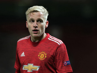 މެންޗެސްޓާ ޔުނައިޓެޑަށް ކުޅެމުން އަންނަ ނެދަލެންޑްސްގެ މިޑްފީލްޑަރު ޑޮނީ ވެން ޑަ ބީކް